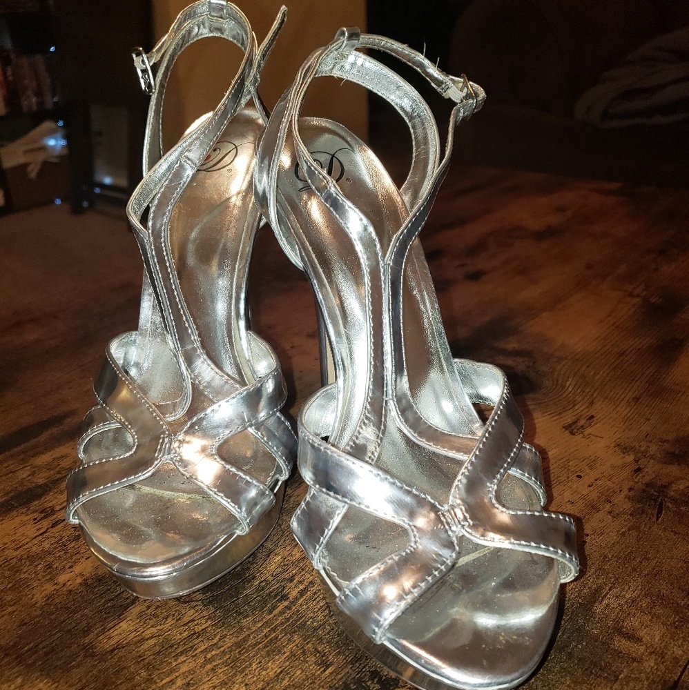 Heels - Picture 2 of 2